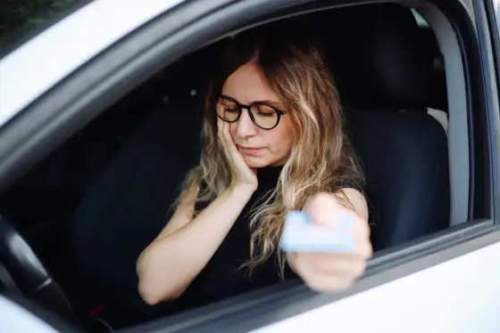 Jazda bez prawa jazdy - jakie kary grożą i kiedy sprawa trafi do sądu?