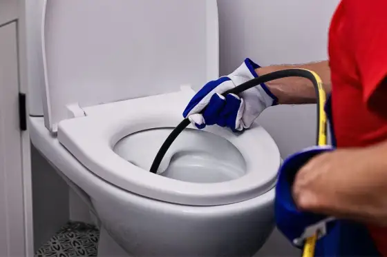 Zapchana toaleta - udrożnij sam! Kiedy wezwać hydraulika?