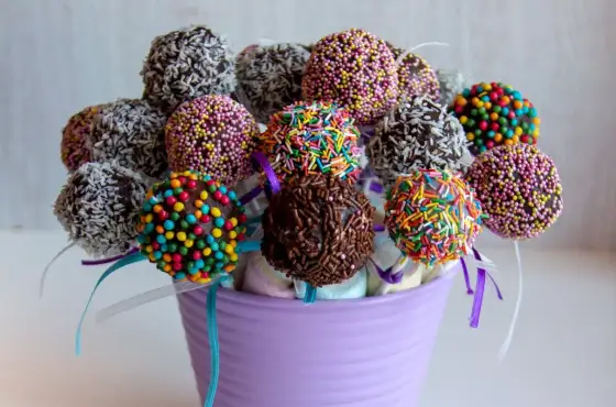Cake popsy z jasnego biszkoptu, które nie pękają przy oblewaniu