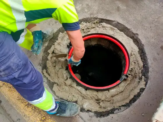 Cuánto cuesta conectarse al alcantarillado y qué encarece la obra