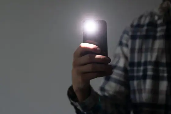 Jak włączyć lampę w telefonie - Gdzie szukać latarki i błysku?