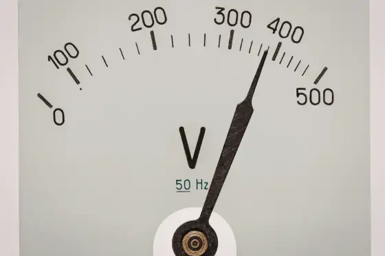 Napięcie bezpieczne - Ile wynosi i dlaczego 50V to nie wszystko?