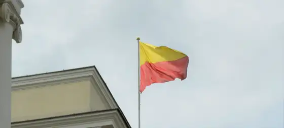 Flaga Warszawy - Poznaj znaczenie żółto-czerwonych barw