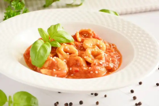 Tortellini w sosie pomidorowym: Szybki przepis i sprawdzone wariacje