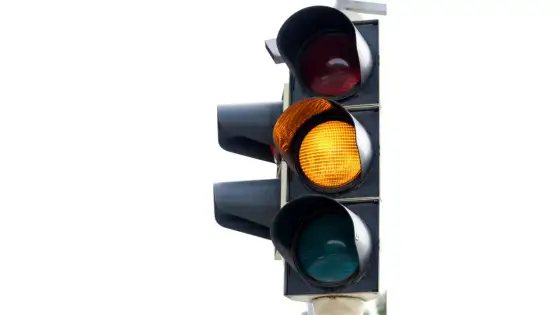 Feu rouge à une intersection - règles et sanctions