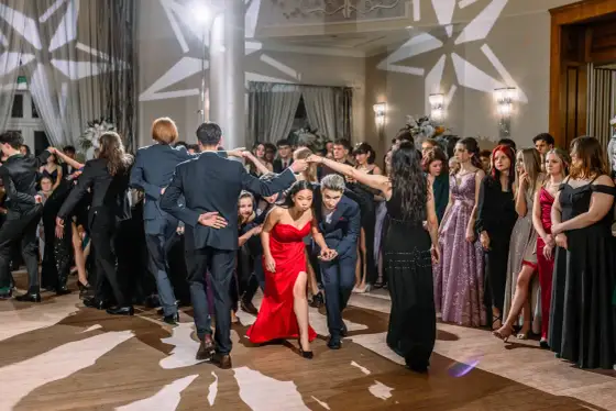 Ile kosztuje fotograf na studniówkę? Sprawdź ceny i oferty w Polsce