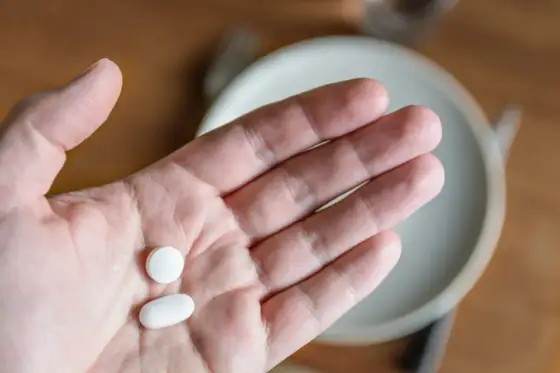 Ibuprofen i paracetamol razem? Kiedy łączyć, jak dawkować