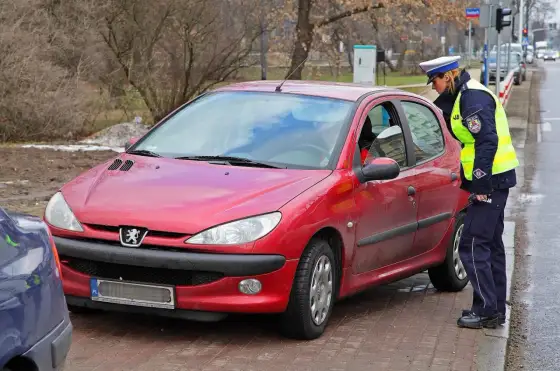 Czy można jeździć bez plastiku po zdanym egzaminie?