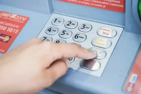 Debet na koncie - jak działa i kiedy ma sens?