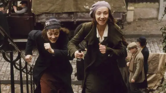 Édith Piaf: Kim jest bohaterka, która niczego nie żałuje?