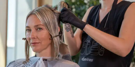 Cheveux blancs - Balayage ou couleur? Le guide pour choisir