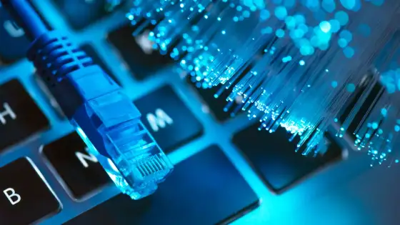 Jaki internet wybrać? Światłowód, 5G czy kablówka - poradnik