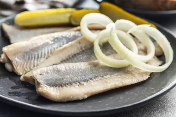 Śledzie w oleju z cebulką i ogórkiem - przepis idealny!
