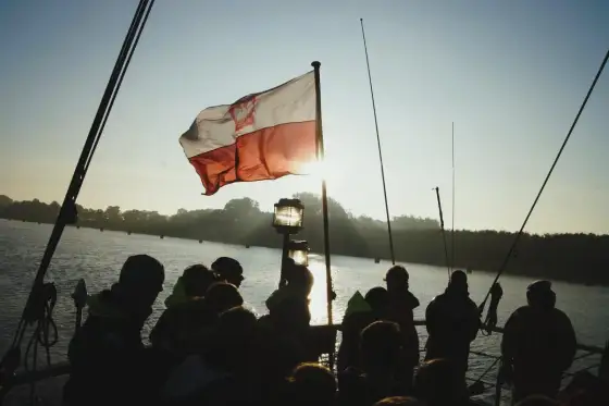 Polska bandera na morzu - Jak legalnie pływać i uniknąć błędów?