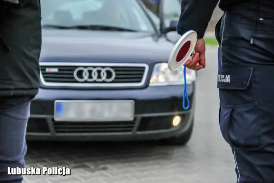 Jakie światła w deszczu? Uniknij mandatu i jedź bezpiecznie!
