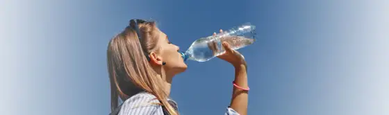 Ile wody dziennie pić? Uniknij błędów, pij mądrze!