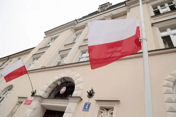 Flaga Polski pionowo – Jak zawiesić poprawnie? Uniknij błędów!