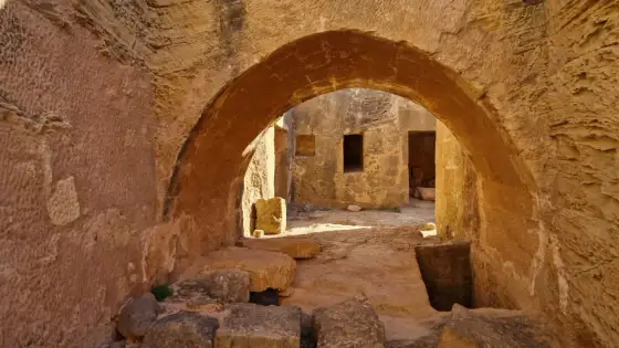 Grobowce Królewskie Pafos - Czy to na pewno groby królów?