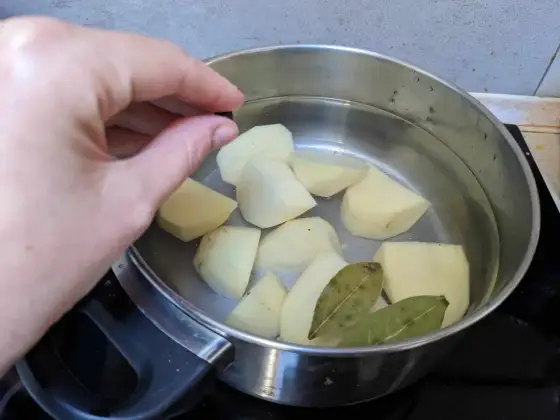 Jak ugotować ziemniaki do sałatki? Sekret jędrnej kostki