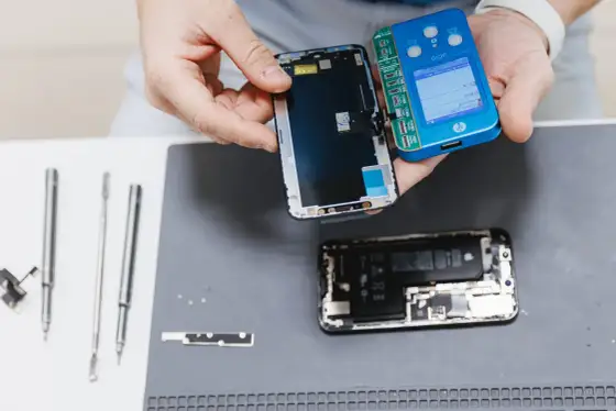 Wymiana szybki aparatu w telefonie: DIY czy serwis? Poradnik krok po kroku