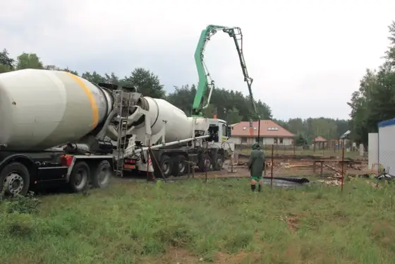 Jak zrobić beton w wiadrze - Dlaczego cement i piasek to za mało?
