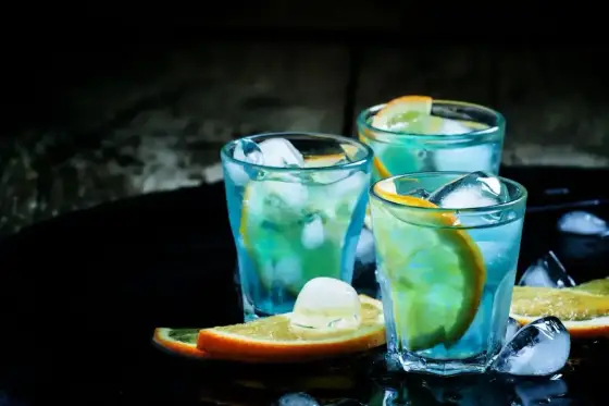 Drinki z blue curaçao - Jak zbalansować smak, a nie tylko kolor?