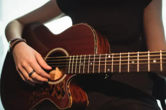 Takamine - La chitarra giusta per il tuo palco? Scopri la verità!