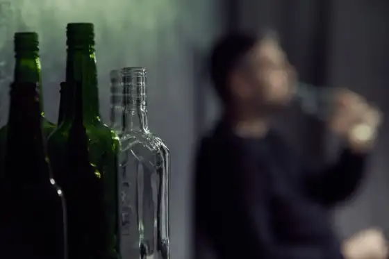 Alkohol etylowy - Jak działa? Ryzyko i bezpieczne picie