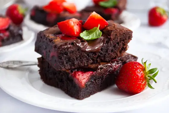 Brownie z truskawkami, miękkie w środku i bardzo czekoladowe