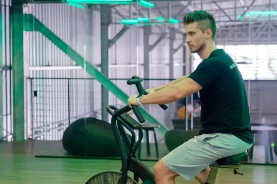 Rower stacjonarny czy warto? Odkryj korzyści i wady zakupu