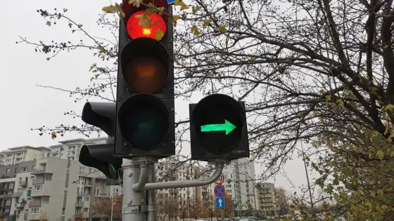 Zielona strzałka - Jak prawidłowo wykonać warunkowy skręt w prawo?
