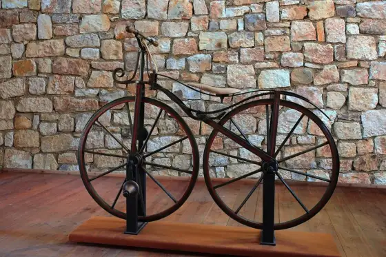 Kto wynalazł rower? Prawdziwa historia i ewolucja!