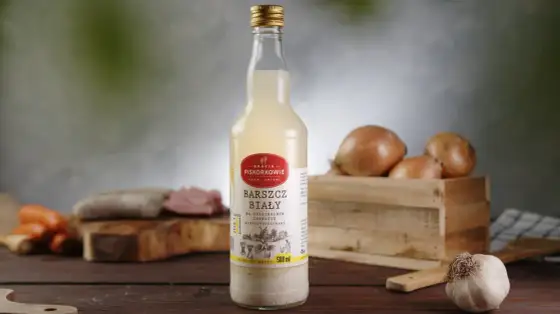Barszcz biały z butelki: Jak wybrać i podkręcić smak jak u mamy?