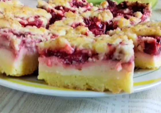 Szybkie ciasto z budyniem i owocami - prosty przepis