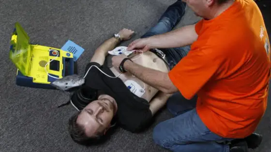 Defibrillator bei Herzstillstand richtig anwenden - so geht's