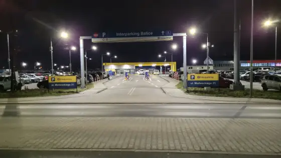 Ile kosztuje parking na lotnisku w Krakowie? Sprawdź ceny i opcje