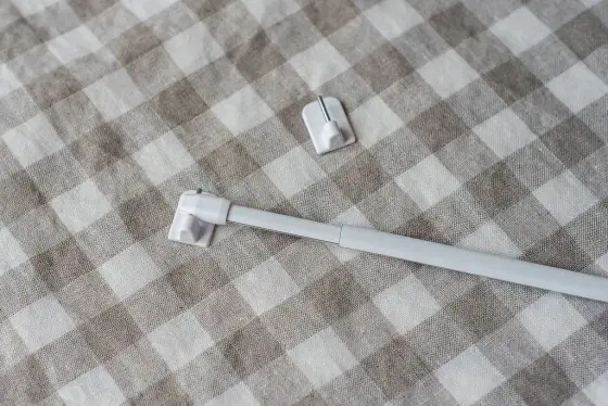 Jak zrobić zasłonkę do szafki DIY? Poradnik bez wiercenia