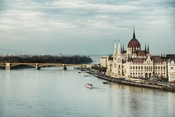 Waluta w Budapeszcie - Karta czy gotówka? Sprawdź jak płacić mądrze