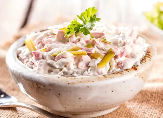 Niemiecka sałatka ziemniaczana - zrób ją perfekcyjnie!