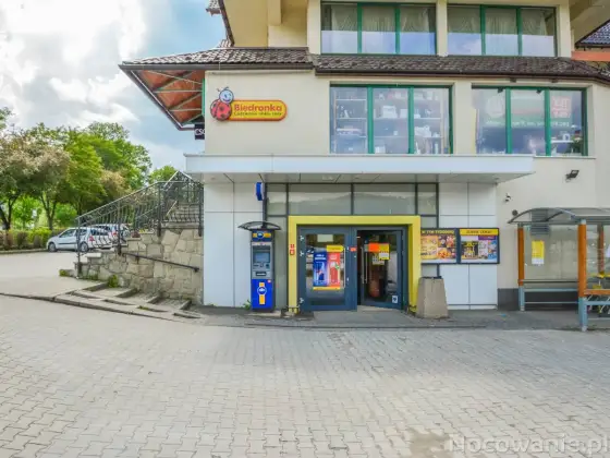 Biedronka w Krynicy Morskiej? Adres, godziny, parking i porady