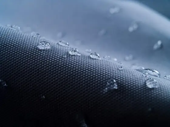 Nylon - co to za materiał? Właściwości, zastosowanie, pielęgnacja