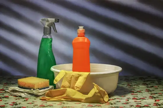 Jak usunąć klej po naklejce z plastiku - Metody bez rys i zmatowień