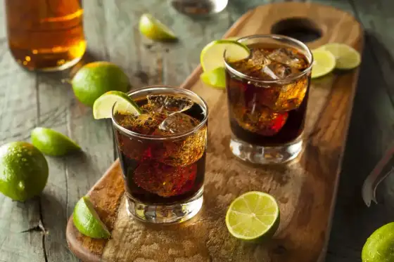 Cuba Libre - Jak zrobić idealny rum z colą? Proporcje i błędy