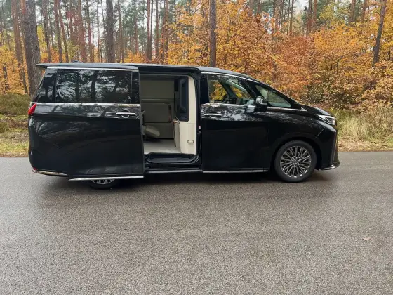 Lexus LM 350h - Czy ten luksusowy van ma sens w Polsce?
