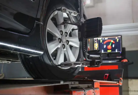 Auto ściąga w lewo? Diagnoza i koszty naprawy - Poradnik