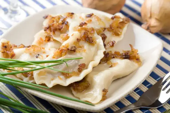 Pierogi z białą kiełbasą - Przepis na idealny farsz i ciasto