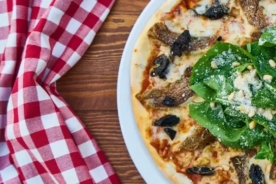 Włoska Pizza w Domu - Sekrety ciasta, sosu i pieczenia