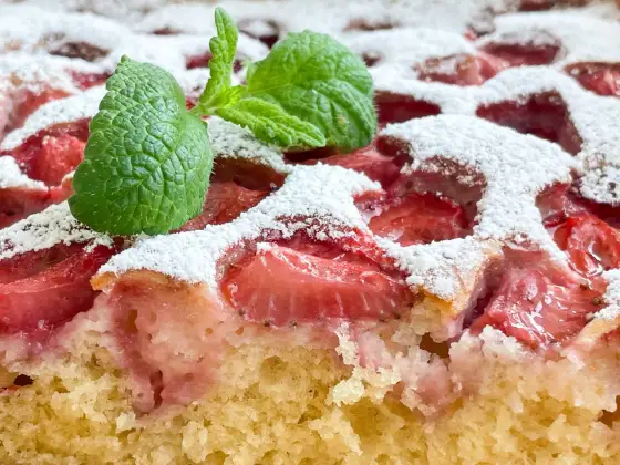 Ciasto jogurtowe z truskawkami - idealne, proste i wilgotne