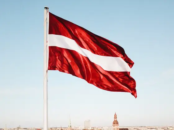 Flaga Łotwy - Jak ją rozpoznać i nie pomylić z austriacką?