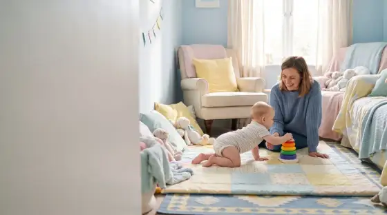 Niemowlę odpycha się do tyłu - kiedy to norma, a kiedy nie?
